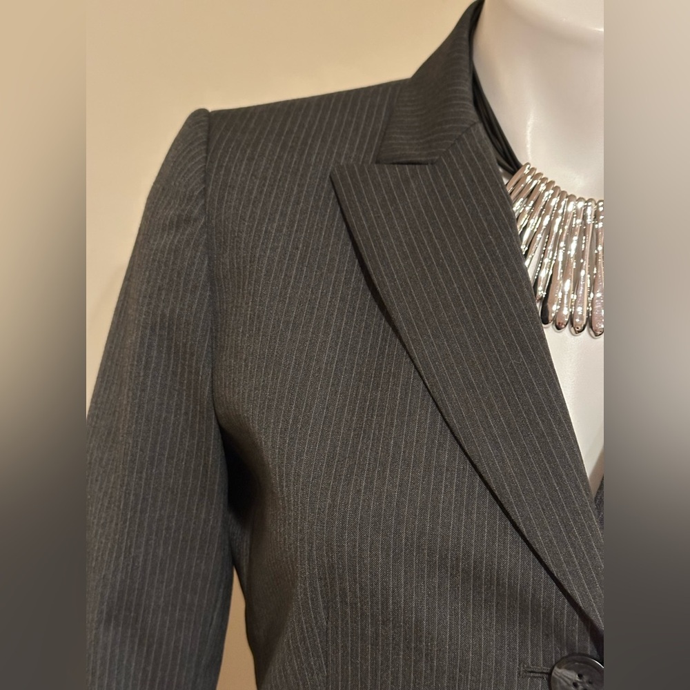 TAHARI NWT Gray White Pinstripe 2 Button Blazer Business Attire. Sz 4P - Picture 5 of 15